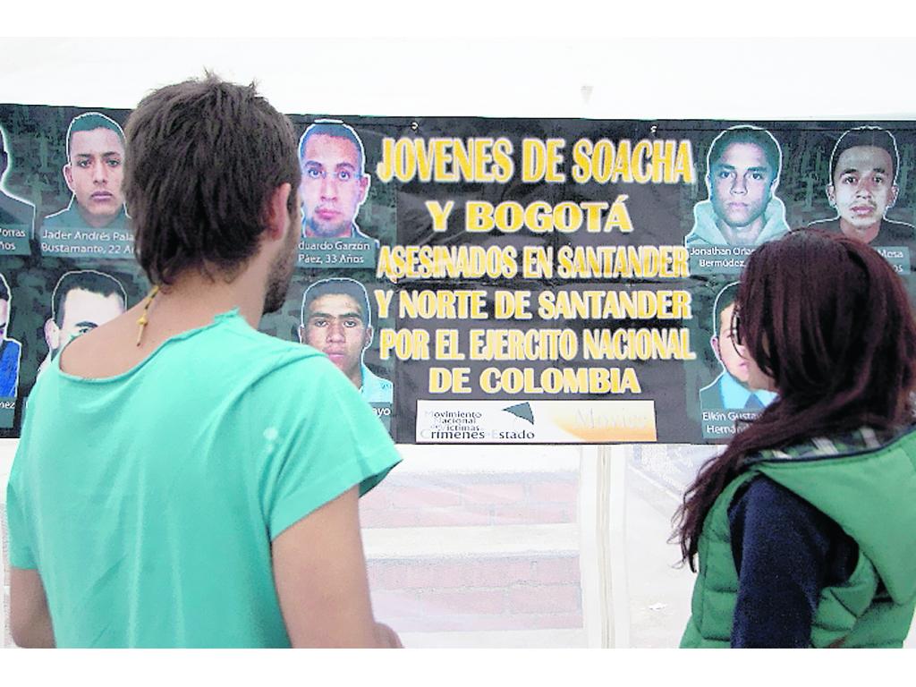 Apoyo. Un hombre participa de los actos de recordación.(EFE)