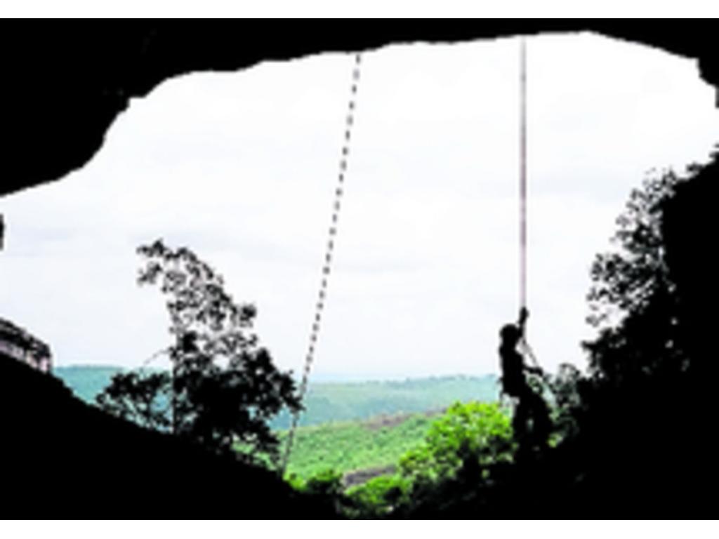 Explore cuevas increíbles y desciende mediante caída libre en medio de las rocas. Este sitio se encuentra en Chepo.