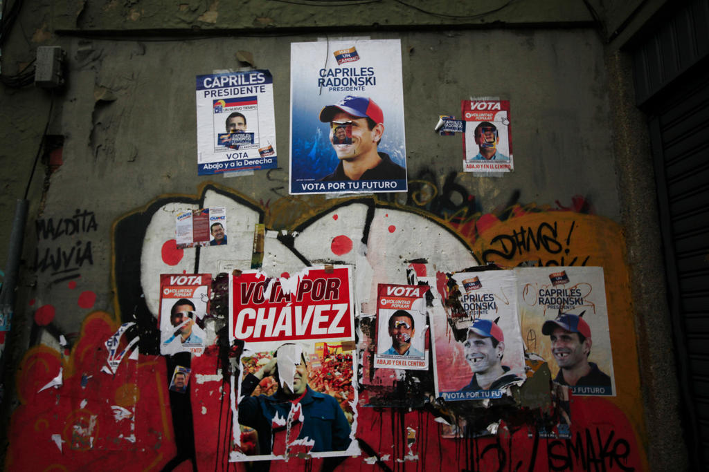 Cartelones promocionales de Capriles y Chávez inundan las ciudades. Foto: AP<br>