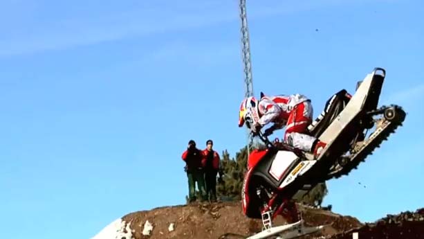 Acrobacias extremas. Foto: captura de pantalla de YouTube.<br>