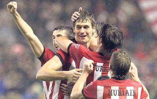 <p>Lluvia. Fernando Llorente (2i), había adelantado al Bilbao.</p>