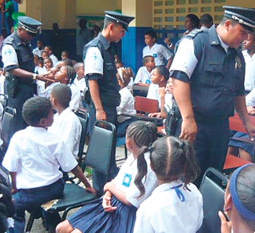 <p>Proyecto. La Policía trabaja junto con la niñez de Colón. </p>