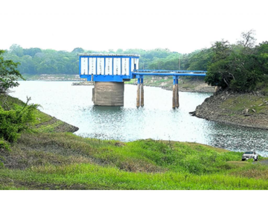 Realidad de la toma de agua del Idaan cerca de la represa Madden.