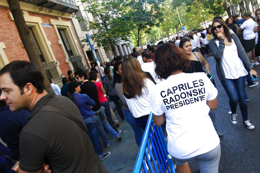 Un joven venezolana espera para votar en Madrid. Foto: EFE<b><br></b>
