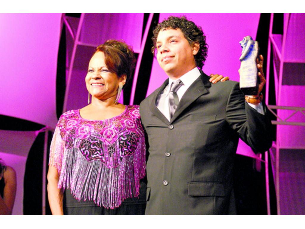 Ceila González entregó el Premio Escena 2011 a Renán Fernández.