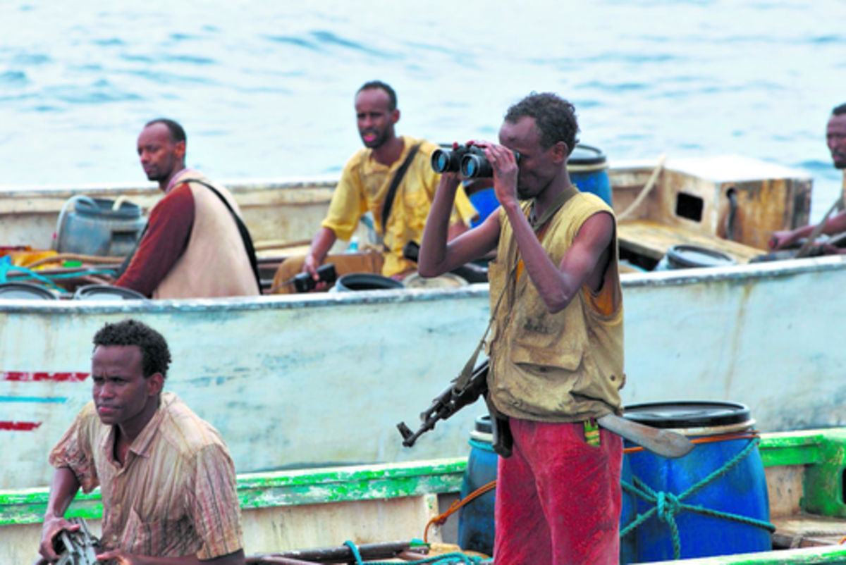 Los piratas somalíes, pendientes de su objetivo. ()