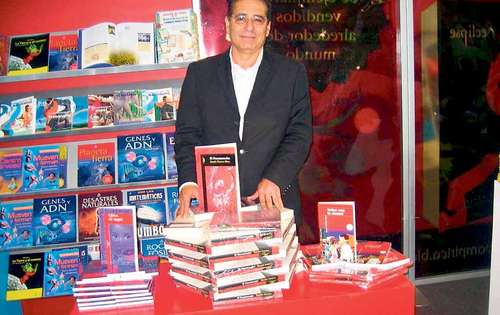 <p>Autor. Ramón Fonseca Mora disfruta diálogo con jóvenes.</p>