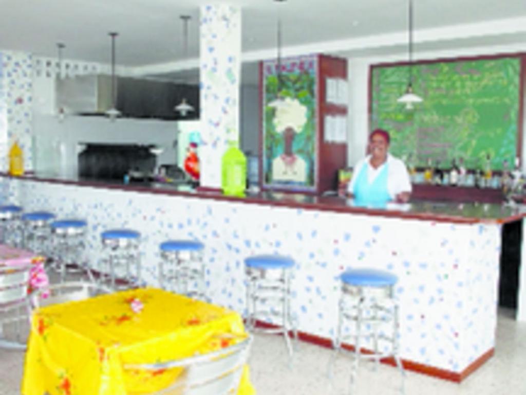 Ofrece delicias de la cocina caribeña afroantillana, tÃpica de la zona. Todos los dÃas se sirven desayunos, almuerzos y cenas en un ambiente costeño.