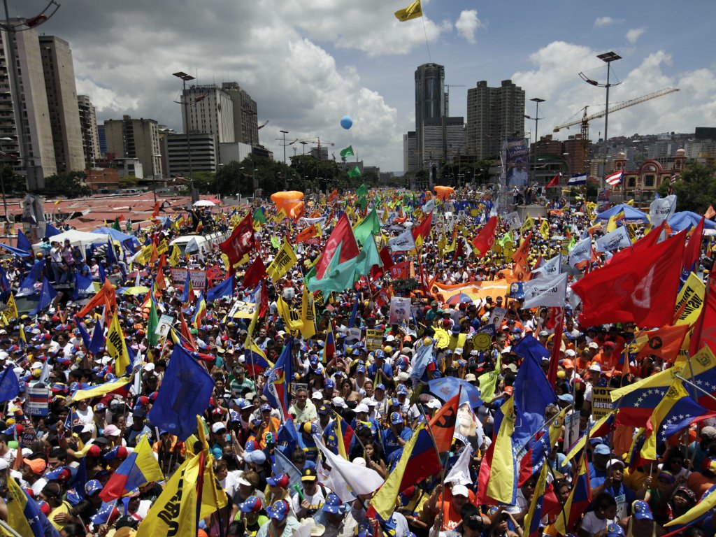 Miles de Venezolanos de oposicion se dieron cita al cierre de campaña del candidato Henrique Capriles quien aspira a ser elegiodo como presidente de Venezuela. Foto/AP.<br>