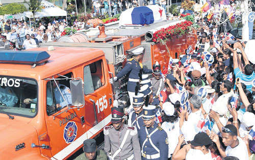 <p>Traslado. El Cuerpo de Bomberos traslada los restos fúnebres del exmandatario.</p>