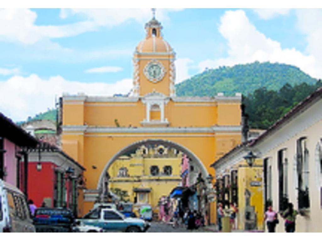 Seis días y cinco noches desde $1,330 por persona sin impuestos. Visita ambas ciudades y además un tour a Machu Picchu.