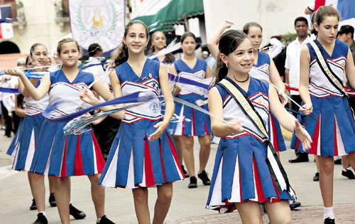 <p>Desfile. Estudiantes rindieron homenaje a la Bandera.</p>