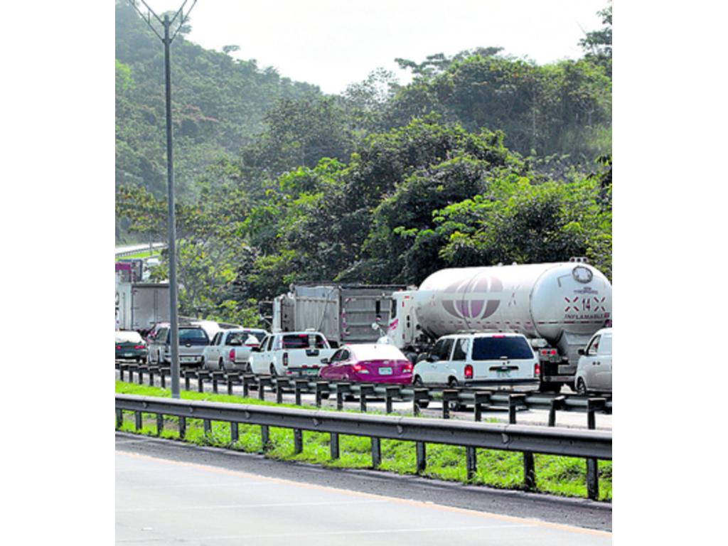 Avenida hacia el Centenario. Por este accidente los miles de conductores que se dirigían hacia el sector oeste durante la tarde y la noche, pasaron hasta cuatro horas en el tranque para poder llegar a sus residencias.