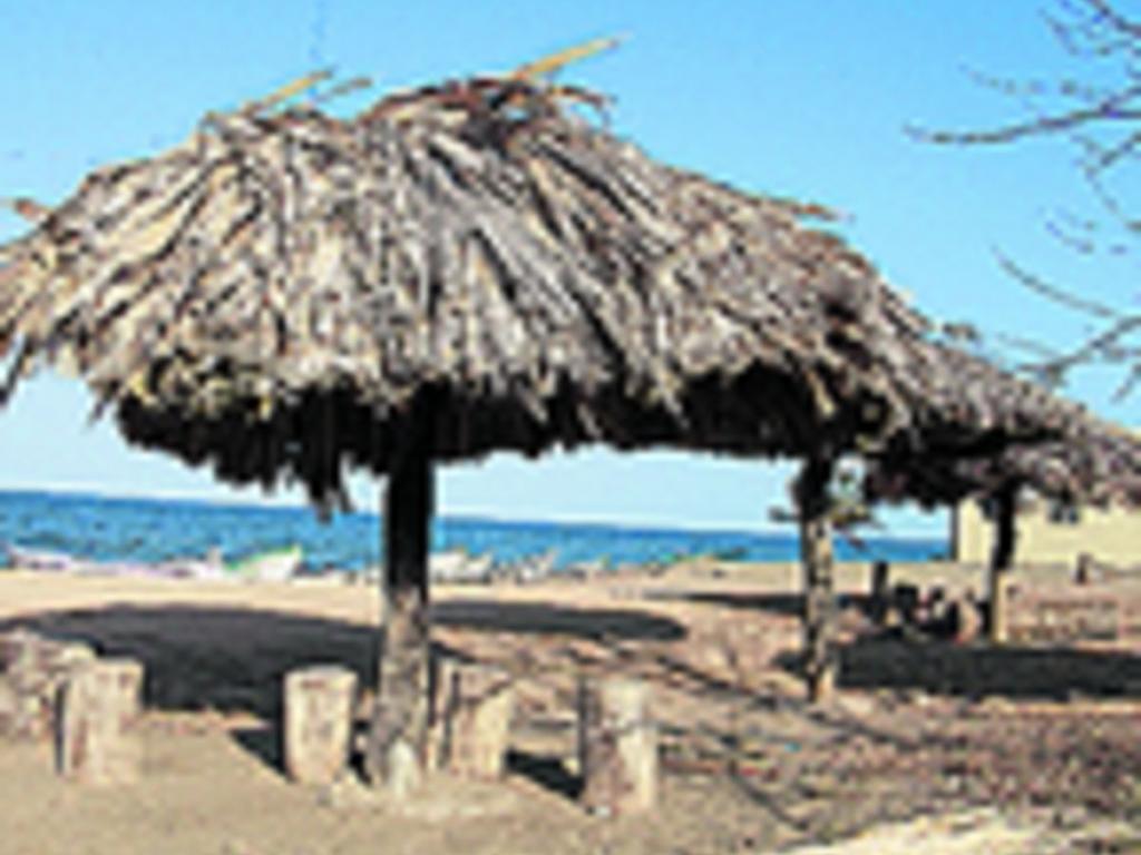 En El Arenal se alquilan ranchos en $5 el día. Al lado se encuentra un restaurante criollo donde sirven refrescos, cervezas y algunos aperitivos. Estos ranchos son ideales para cuando estás de paso.
