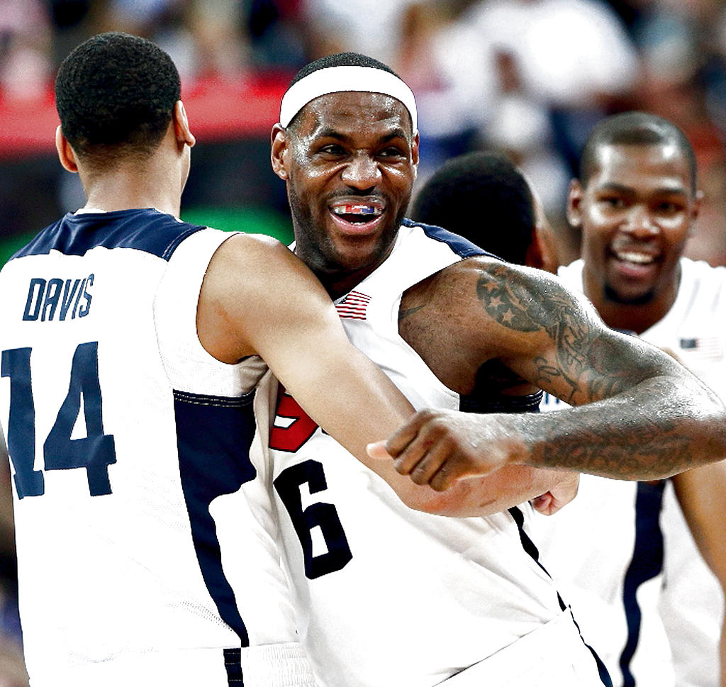Euforia. LeBron James (dcha.) ríe, tras ganar el oro.(AP)
