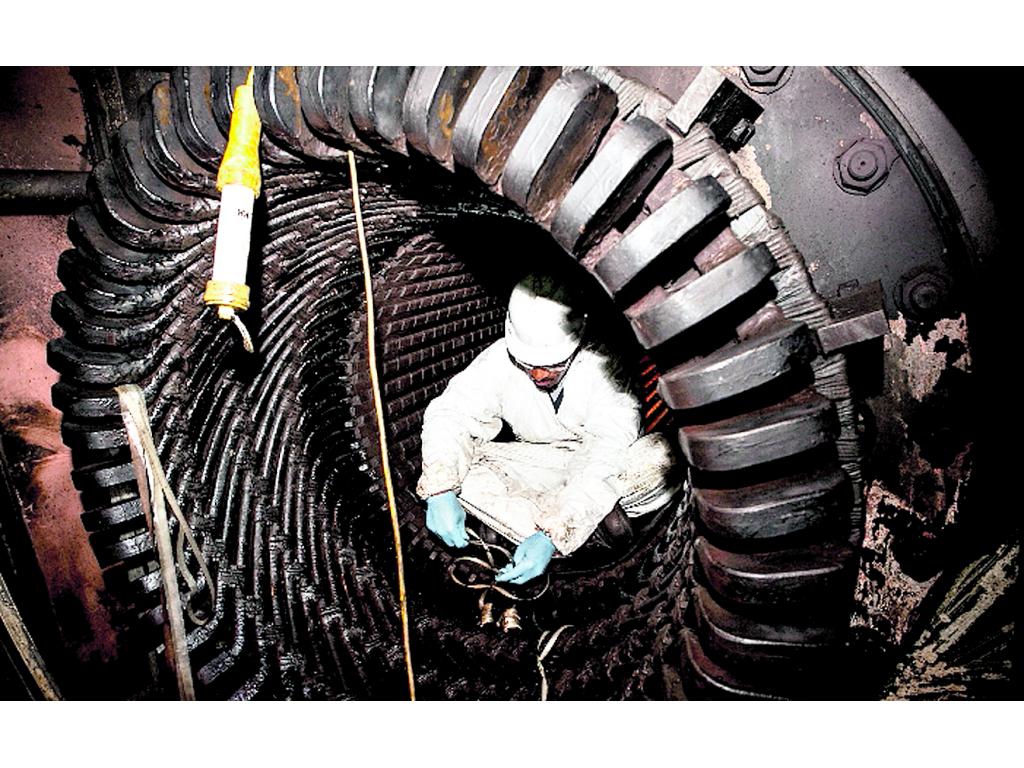 Trabajos. Limpieza del interior de la turbina de la planta.(Cortesía)