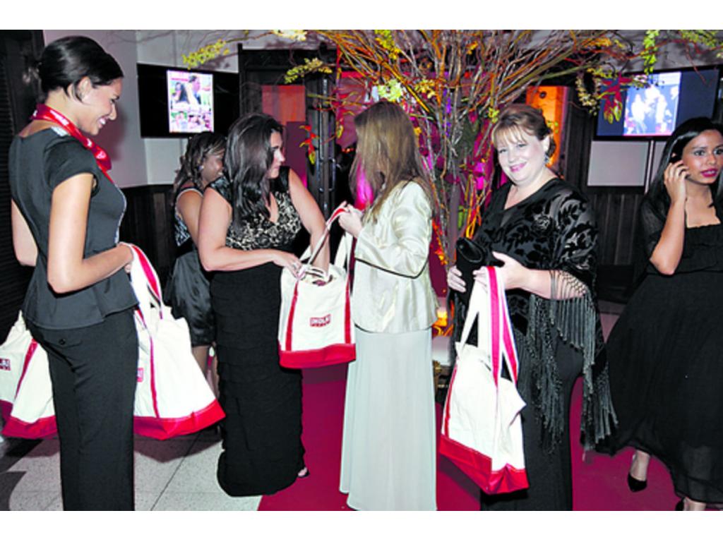 Las bolsas de ¡Hola! Panamá fueron repartidas a los invitados especiales, como un regalo.