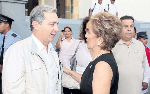 <p>Saludo. Expresidente de Colombia Álvaro Uribe acompañó a Moscoso. </p>