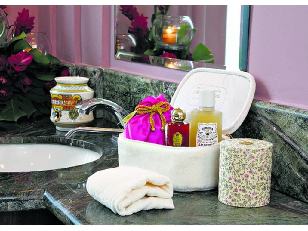 Jabones y aceites de la Farmacia Santa María Novella en el baño de damas.