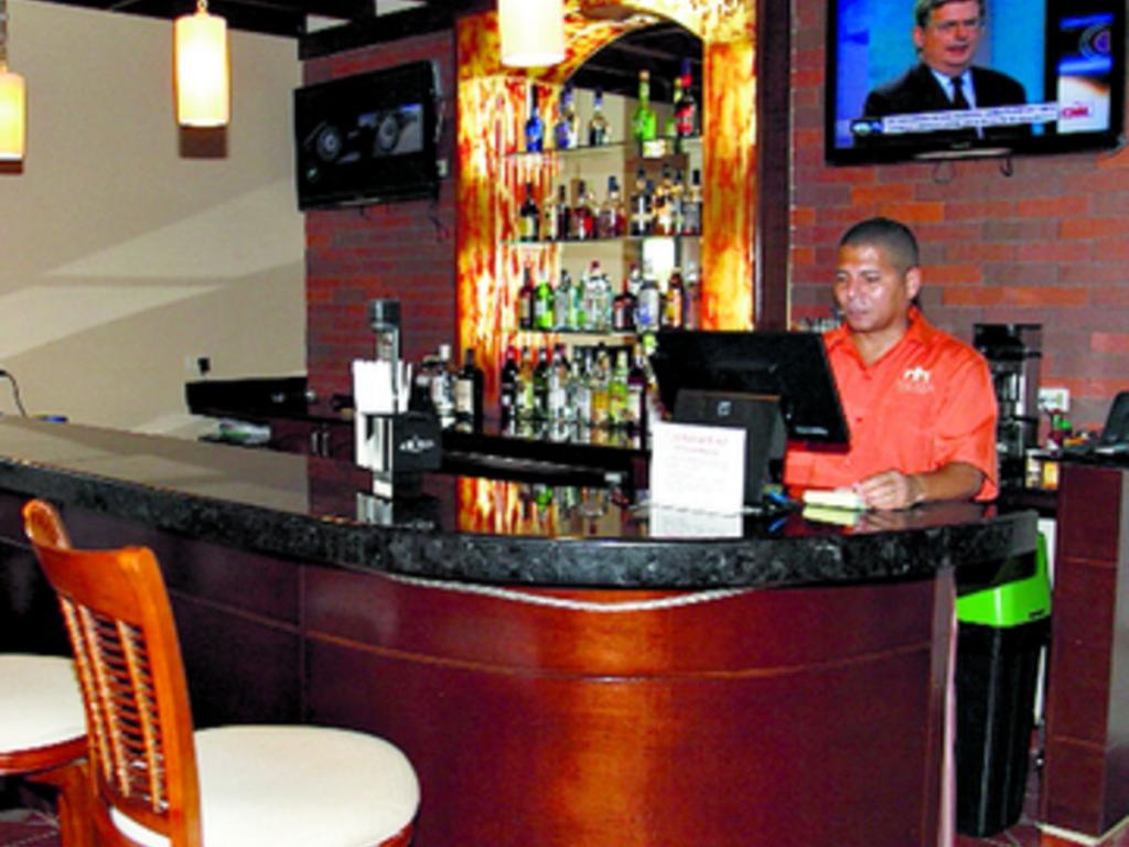 Selecta elección de licores en el bar.(Alcides Rodríguez)