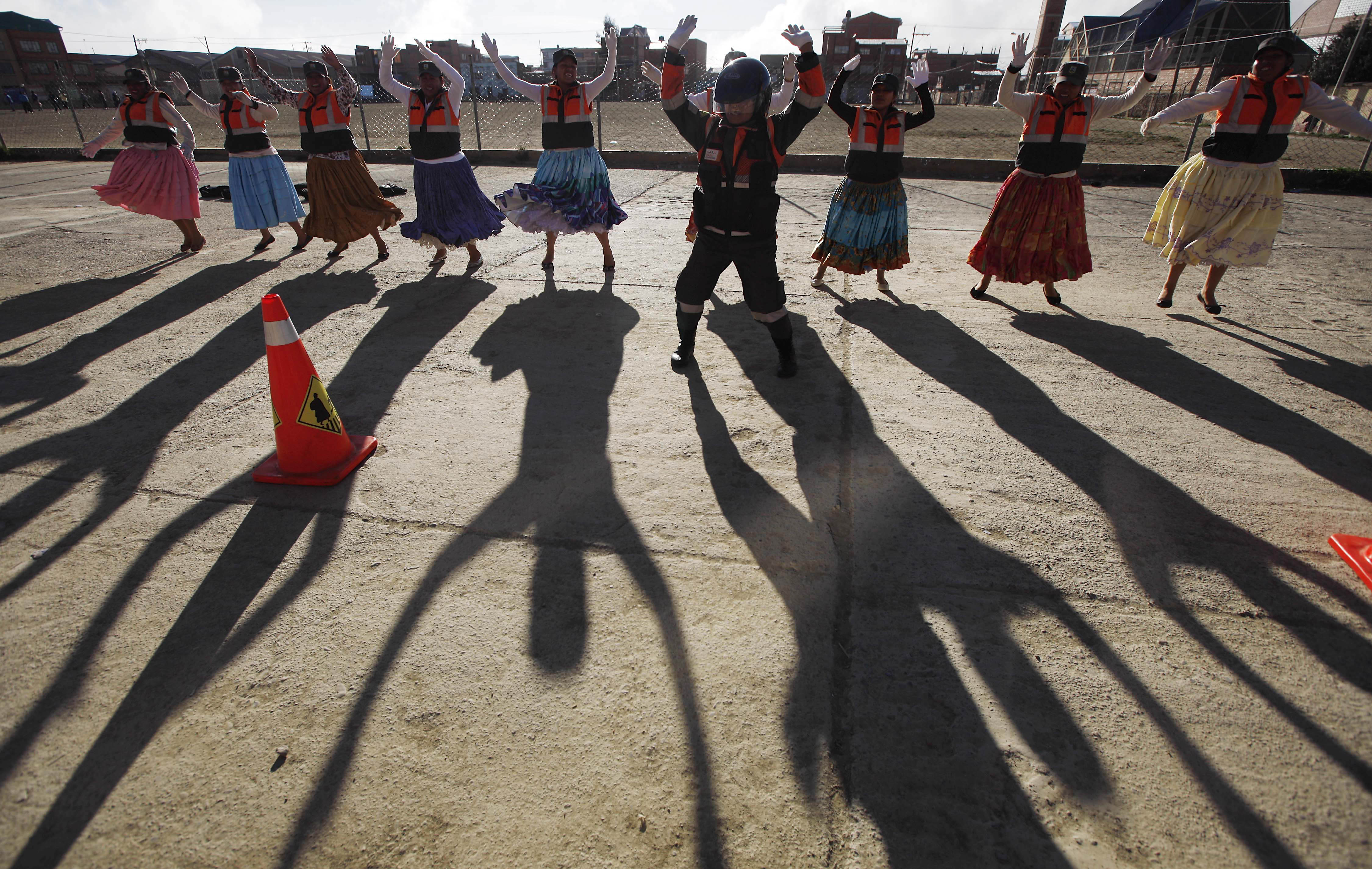 Cholitas del tránsito entrenan para sus trabajos en El Alto, Bolivia. Foto/AP<br>
