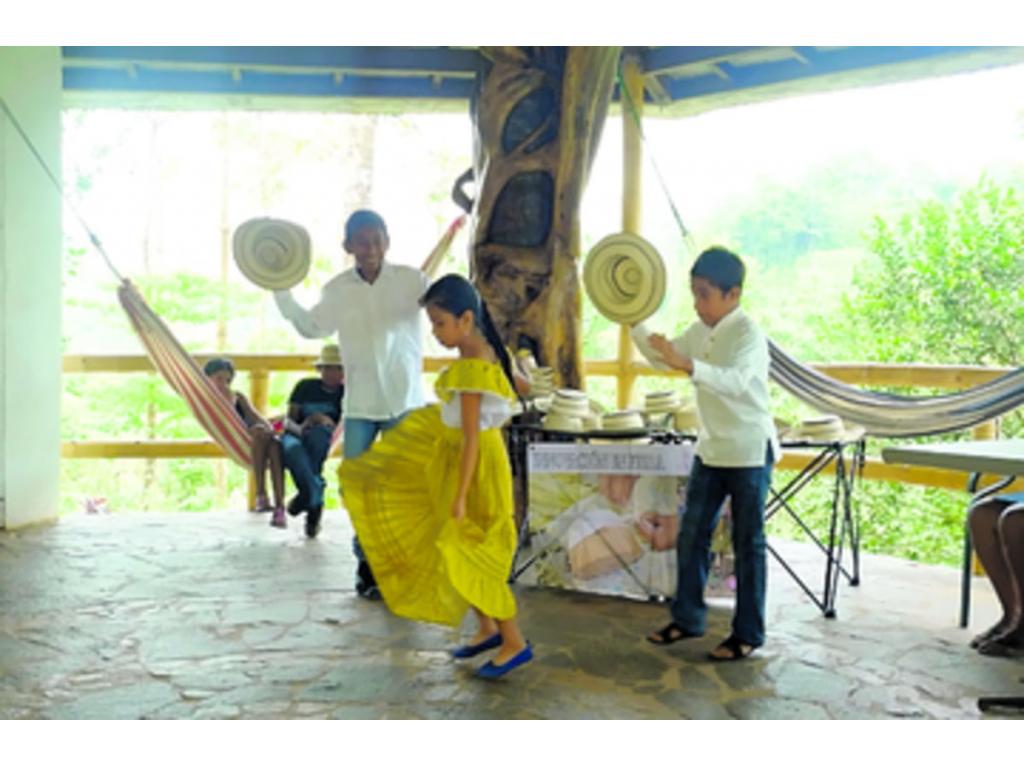 Los moradores de Vaquilla realizan una demostración de sus bailes típicos frente a turistas.