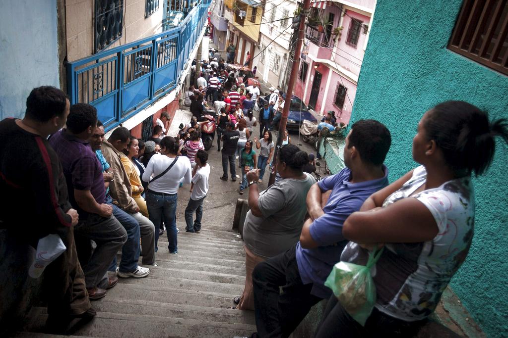 Es larga la espera de los venezolanos, pero los comisios se desarrollan con tranquilidad. Foto: EFE<br>