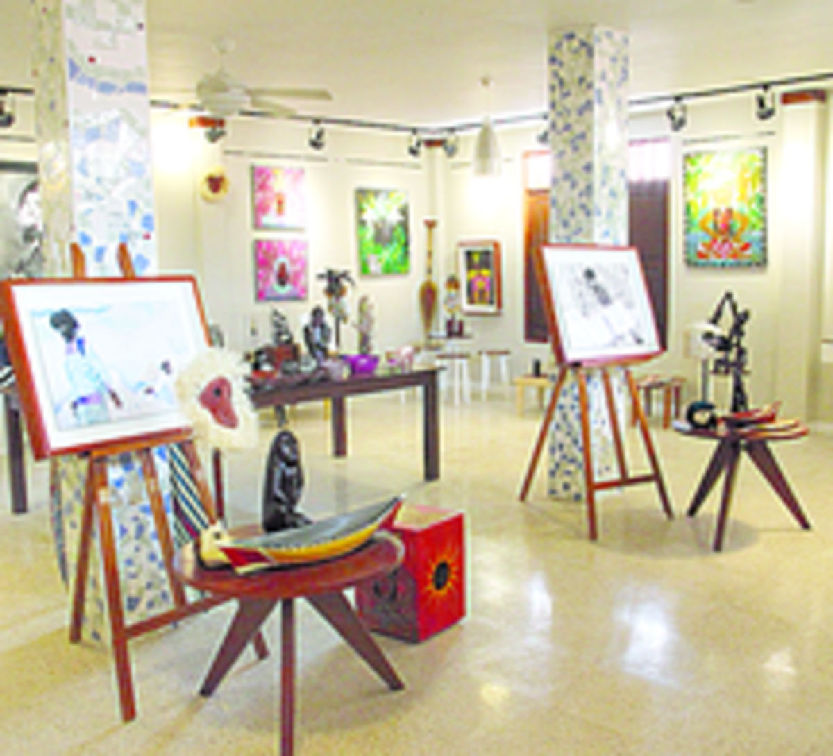 Galería de arte. Se encuentra un espacio dedicado al talento de la población donde se puede adquirir obras de arte, para la decoración y mucho más.