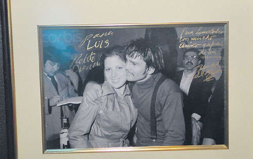 <p>Orgullo. Mano de Piedra atesora todo lo que adorna su restaurante al igual que su gran familia y esposa.</p>