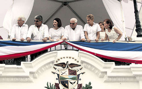 <p>Palacio. Ministros de Estado acompañaron al presidente Ricardo Martinelli en los desfiles patrios de ayer.</p>