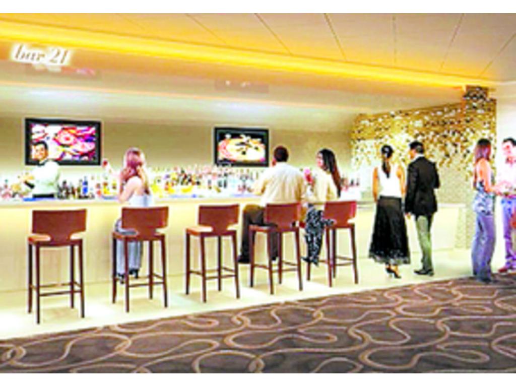 A unos pasos de la acción trepidante del casino está el íntimo y burbujeante Bar 21. Pide tu coctel preferido mientras escuchas el sonido de las máquinas tragaperras y los gritos de alegría de los clientes.