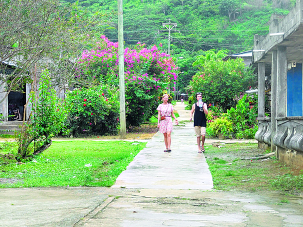 Pareja de turistas neozelandeses recorren Puerto Obaldía.(Adiel Bonilla )