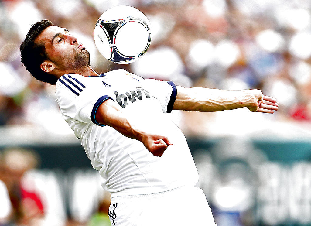 Atacante. Arbeloa es un fijo de Mou en defensa.(EFE)