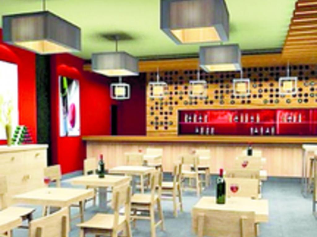 Cuenta con varios bares, uno de ellos en medio de un ambiente que evoca el interior de una bodega, creando una atmósfera especial entre maderas y materiales rústicos, el bar Tierra Española, de vinos y tapas.