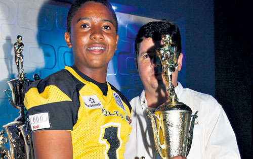 <p>Premio. Luis Muñoz, novato del año en la juvenil.</p>