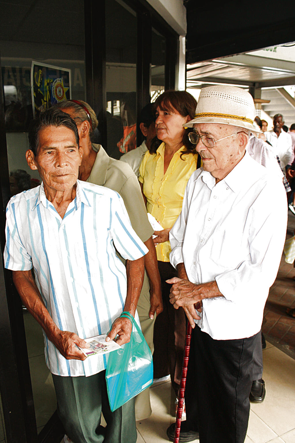 Ancianos. El fenómeno se detectó en 100 a los 70.(Archivo)