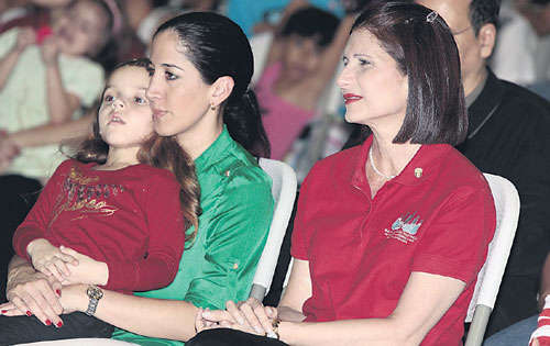 <p>Primera fila. La directora del INAC, Maruja Herrera con su hija y la primera dama, Marta Linares de Martinelli. </p>