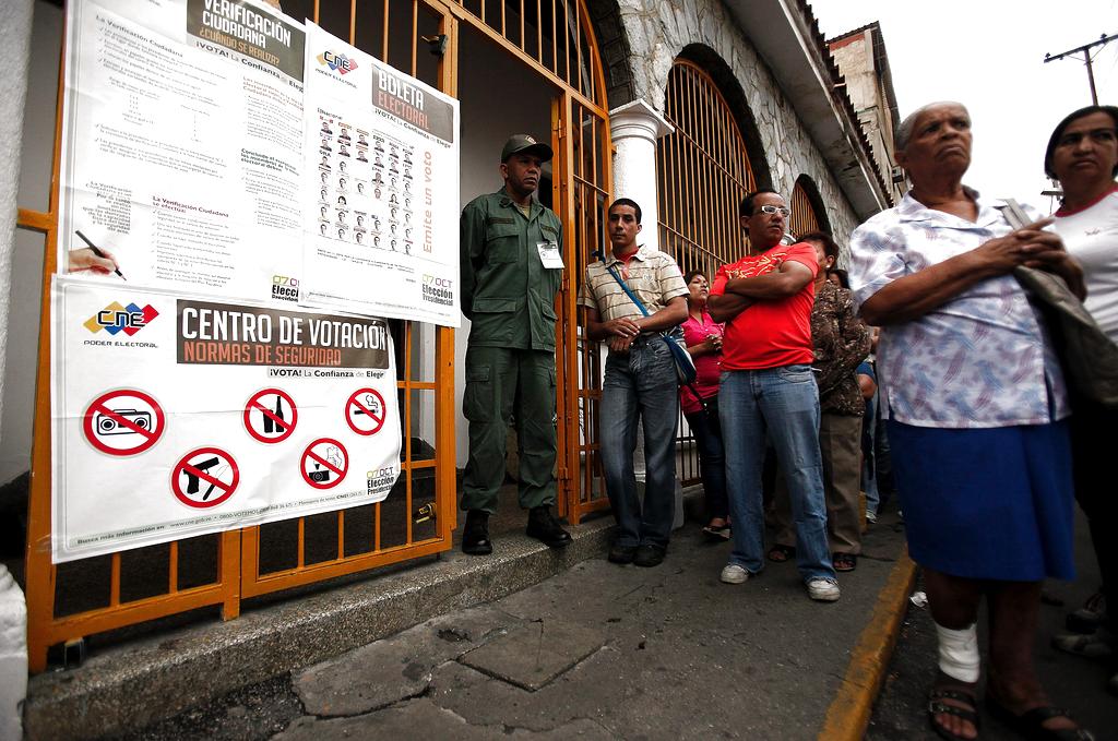 Decenas de caraqueños hacen cola. Foto: EFE<br>