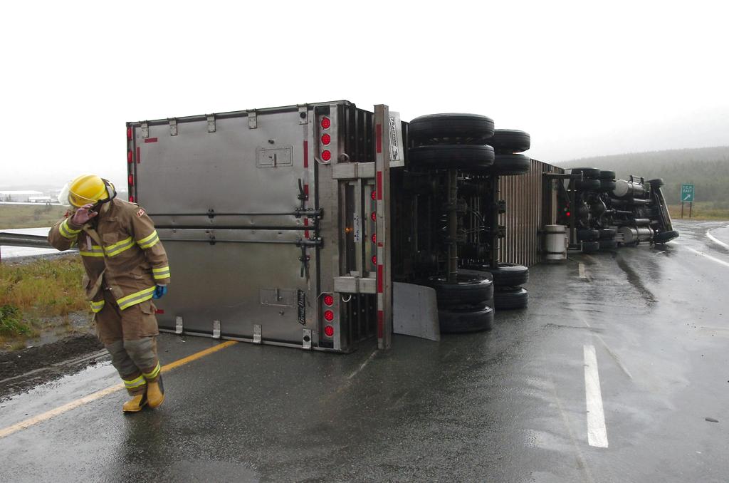 conductor de un camión con remolque que habían sido derribados por los vientos de tormenta tropical después de Leslie en St. John, Terranova. Foto/AP<br>