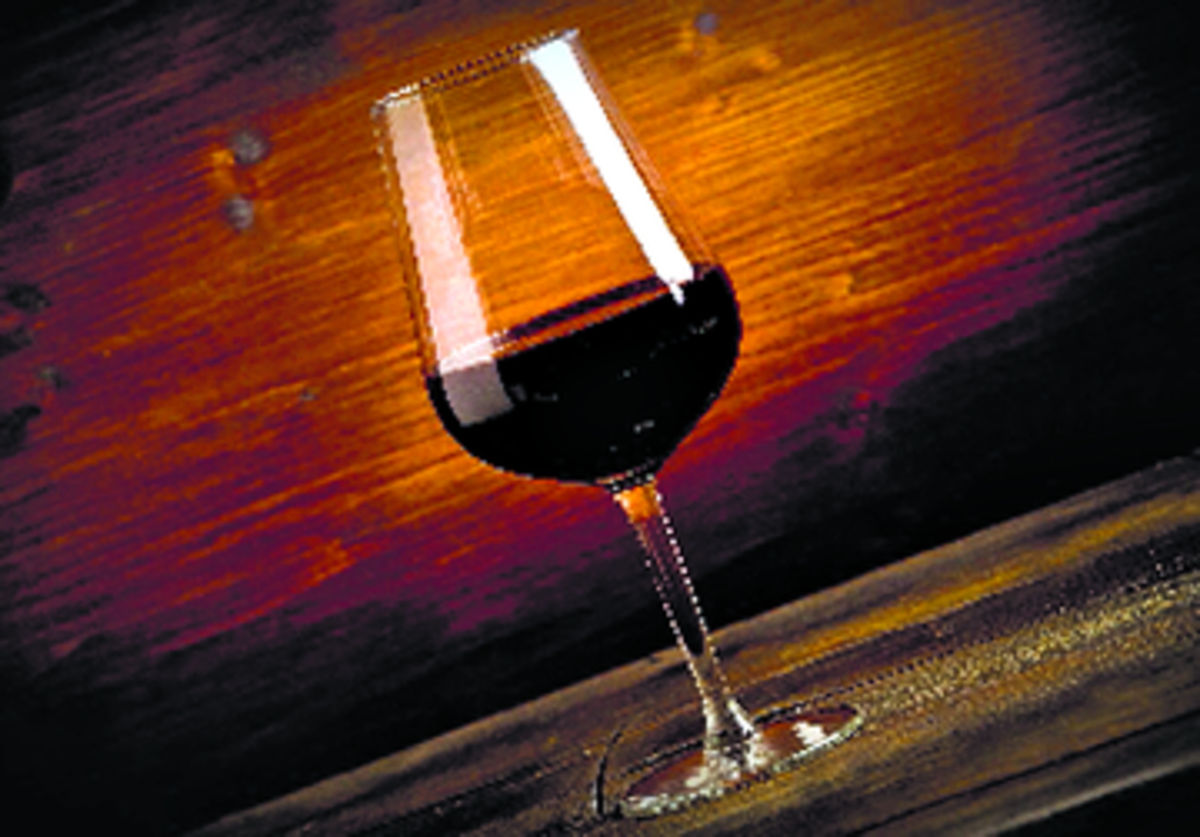 Una copa servida. Los vinos tintos se suelen servir a temperatura ambiente.(Tips importantes)