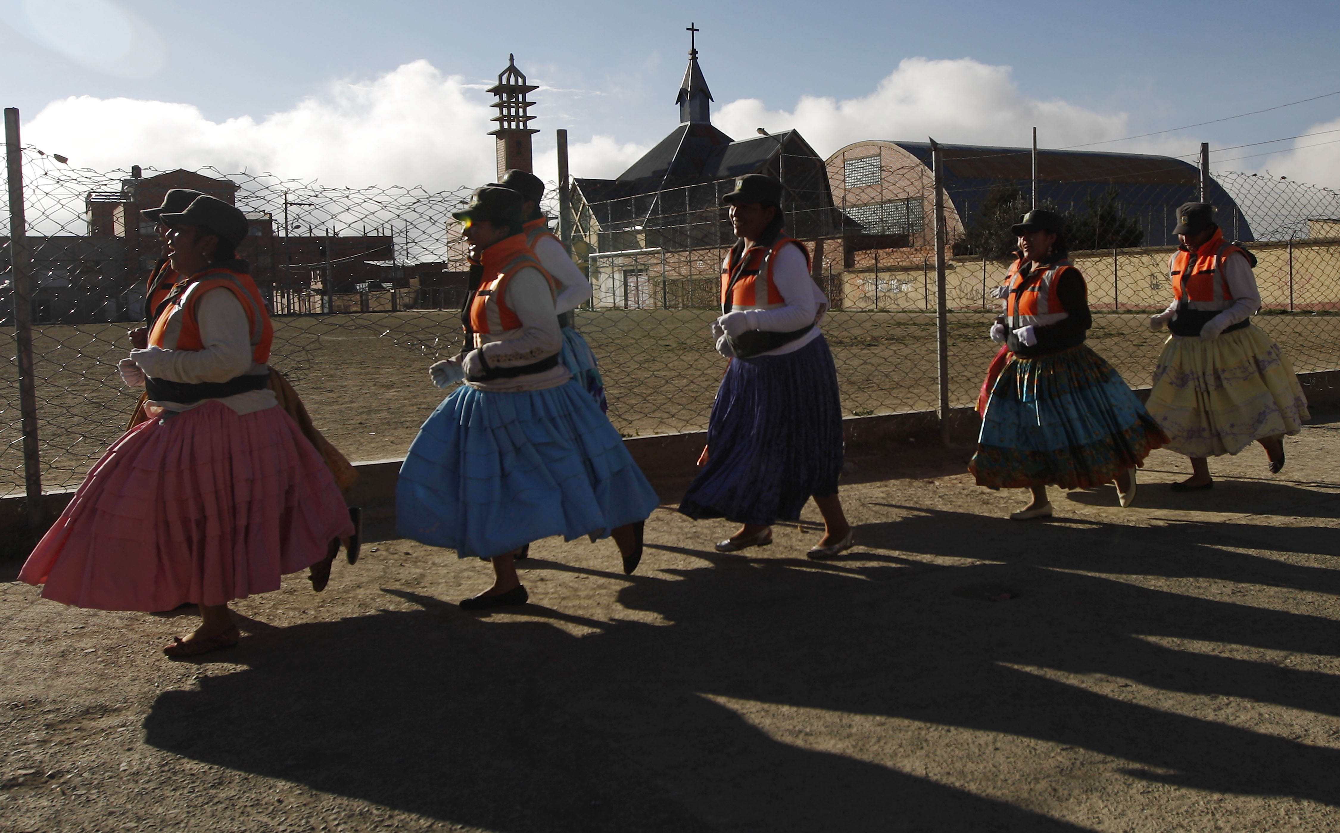 ¡A correr! Parte del entrenamiento de las Cholitas del Tránsito. Foto/AP<br>