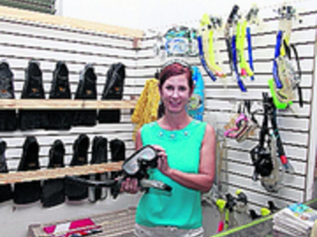 Ubicado en la vía principal que conduce a playa El Arenal. Es un local que ofrece servicios para actividad acuática en Isla Iguana. Lancha, equipo de buceo, tanques de oxígeno, recorridos ecológicos.