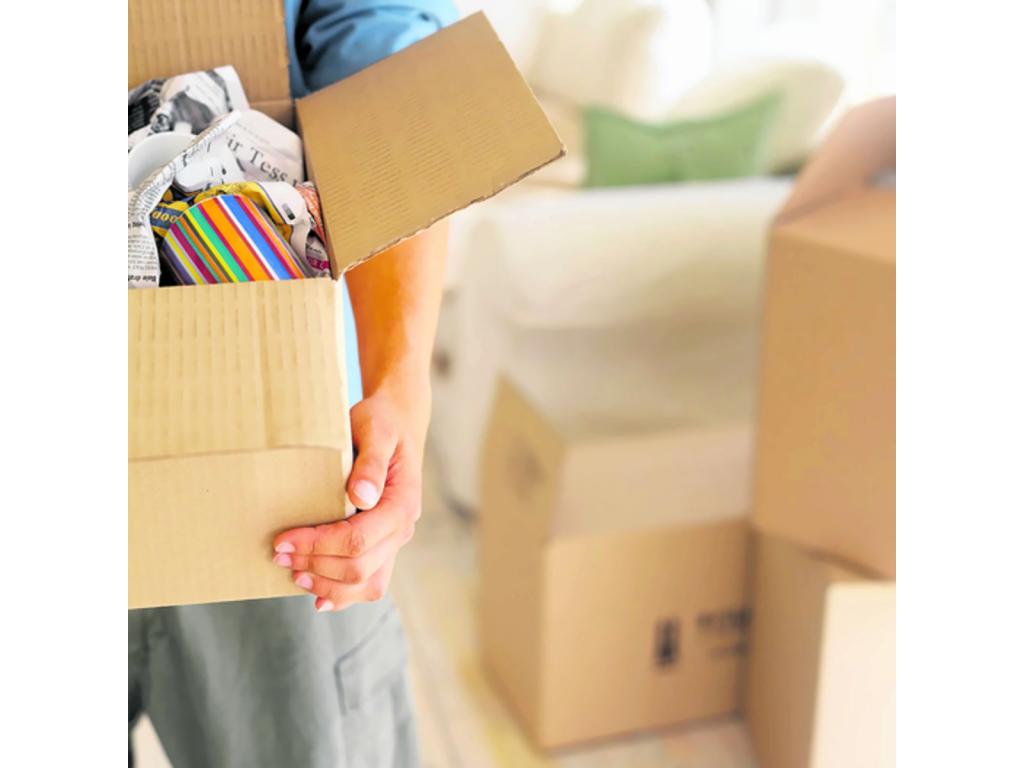La ropa se guarda en bolsas de basura grandes, y la más delicada, en cajas especiales con barras para colgar. ()