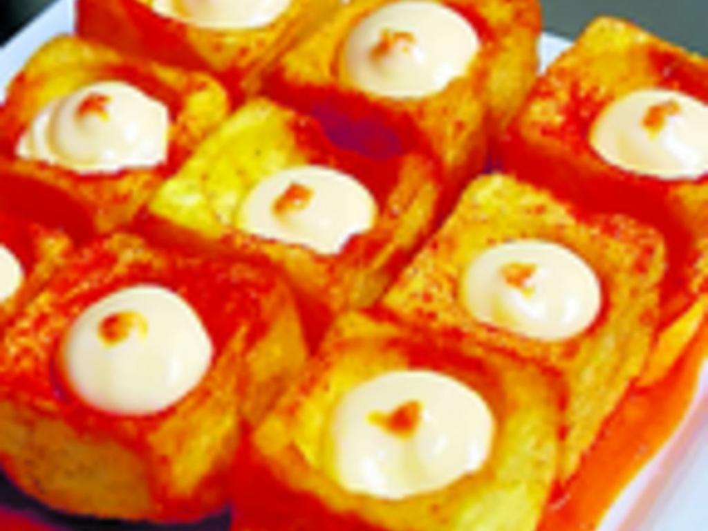 Son papas cortadas en forma de dados irregulares de unos tres centímetros de tamaño aproximadamente y servidas después de freír.