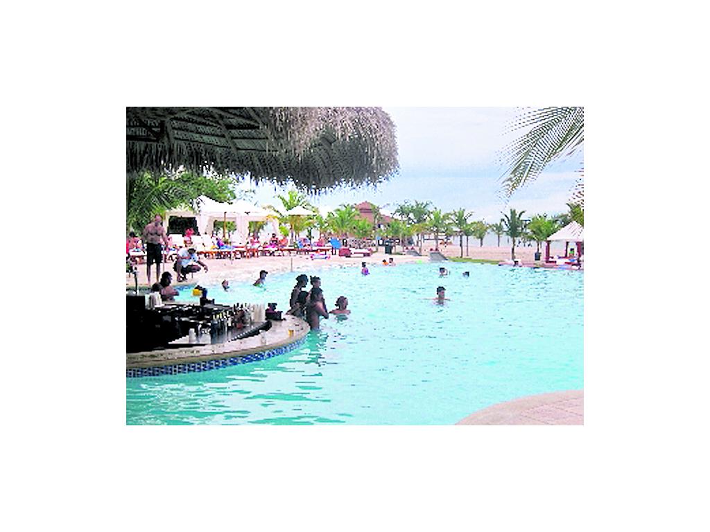 El hotel Wyndham Grand Playa Blanca tiene un costo de $299 habitación sencilla. Reservas al: 216-9083. Ibiza Chic en Playa Corona ofrece habitación sencilla en $99 por persona. Tel: 203-3872. ()