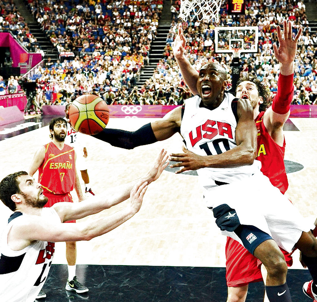 Figura. Kobe Bryant (dcha.) muestra su poder ofensivo.(AP)