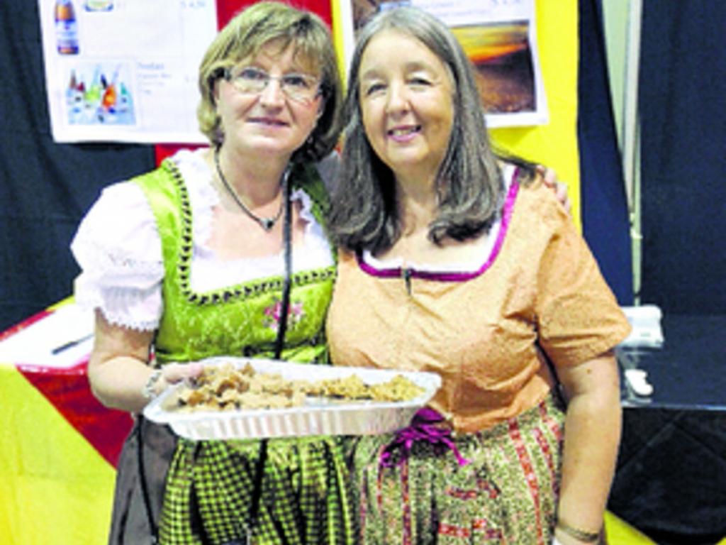 Brindan delicias de su país y lucen trajes típicos.(
)