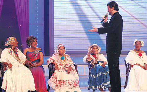 <p>Cautivó. Ricardo Velásquez cantó un tango gardeliano.</p>