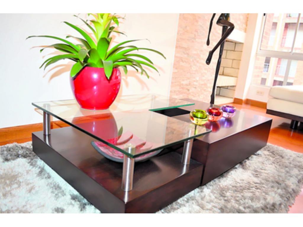 la decoración es importante. En el caso de una mesa de centro, esta no debe ser más grande que el sofá, pero tampoco de una longitud menor de medio metro. Además, debe dar comodidad para transitar alrededor de la mesa. Si las patas de su sofá no sobresa