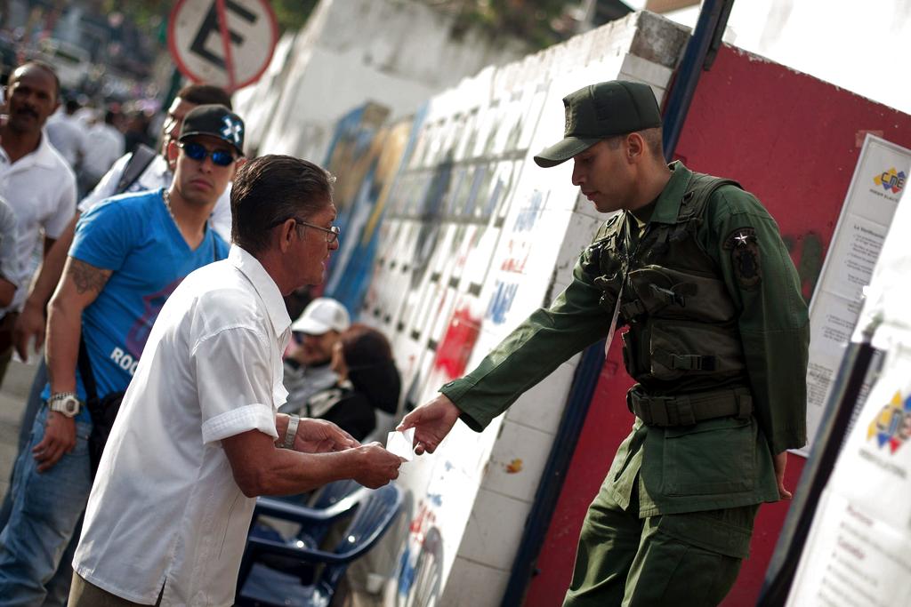 Un soldado solicita la documentación a un hombre. Foto: EFE<br>